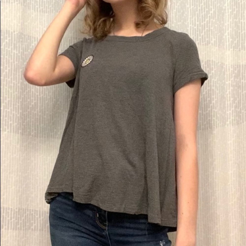 Gray Daisy Tee